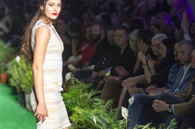 Atina, Yunanistan, 03/29/2018, kadın model podyum sırasında poz