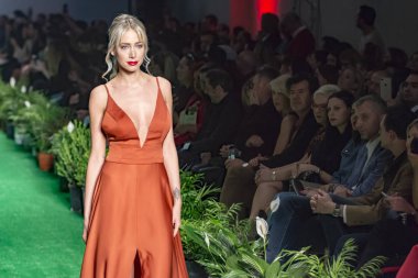 Atina, Yunanistan, 03/29/2018, kadın model podyum sırasında poz