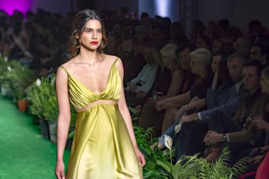 Atina, Yunanistan, 03/29/2018, kadın model podyum sırasında poz