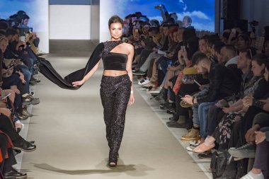 Atina, Yunanistan, 03/30/2018, podyum moda gösterisinde modelleri