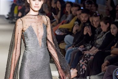 Atina, Yunanistan, 03/30/2018, kadın model podyum sırasında poz