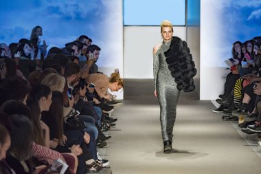 Atina, Yunanistan, 03/30/2018, podyum moda gösterisinde modelleri