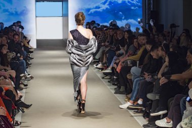 Atina, Yunanistan, 03/30/2018, podyum moda gösterisinde modelleri