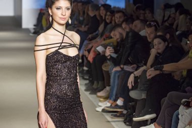 Atina, Yunanistan, 03/30/2018, kadın model podyum sırasında poz