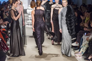 Atina, Yunanistan, 03/30/2018, erkek moda gösterinin finali modelleri