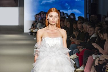 Atina, Yunanistan, 03/30/2018, kadın model podyum sırasında poz