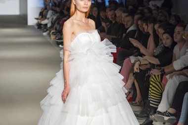 Atina, Yunanistan, 03/30/2018, kadın model podyum sırasında poz