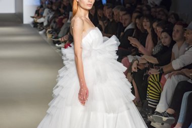 Atina, Yunanistan, 03/30/2018, kadın model podyum sırasında poz