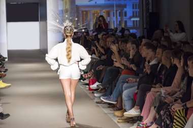 Atina, Yunanistan, 03/30/2018, podyum moda gösterisinde modelleri