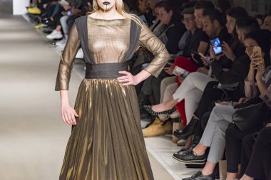 Atina, Yunanistan, 03/30/2018, kadın model podyum sırasında poz