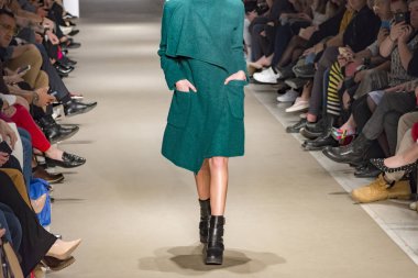 Atina, Yunanistan, 03/30/2018, podyum moda gösterisinde modelleri