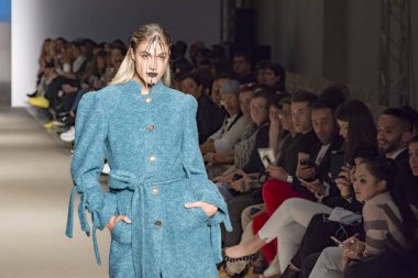 Atina, Yunanistan, 03/30/2018, kadın model podyum sırasında poz