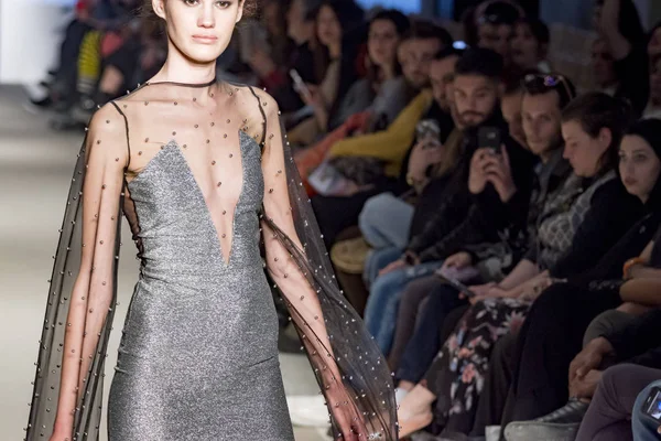 Atina, Yunanistan, 03/30/2018, kadın model podyum sırasında poz