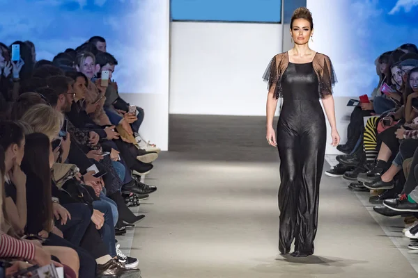 Atina, Yunanistan, 03/30/2018, podyum moda gösterisinde modelleri