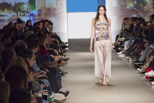 Atina, Yunanistan, 03/30/2018, podyum moda gösterisinde modelleri