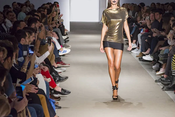 Atina, Yunanistan, 03/30/2018, podyum moda gösterisinde modelleri