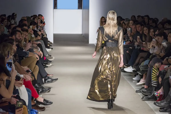 Atina, Yunanistan, 03/30/2018, podyum moda gösterisinde modelleri