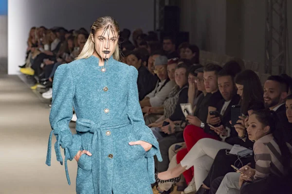 Atina, Yunanistan, 03/30/2018, kadın model podyum sırasında poz