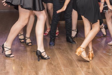 bir grup genç dansçıların dans edenlerin bacaklarını