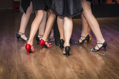 bir grup genç dansçıların dans edenlerin bacaklarını