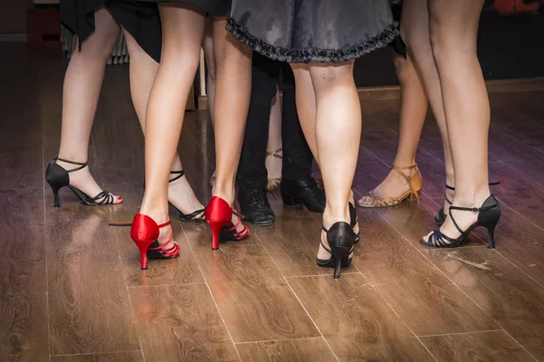 bir grup genç dansçıların dans edenlerin bacaklarını