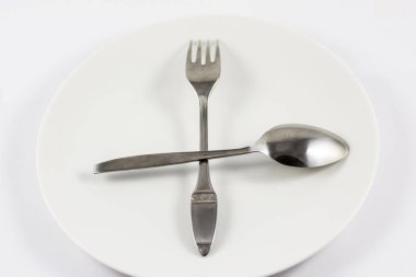 kaşık ve çatal beyaz arka plan ile seyir saat