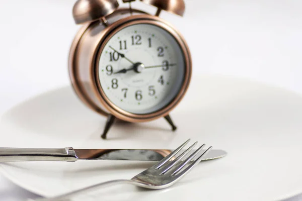 Horloge Look Cuivre Avec Couteau Fourchette Fond Blanc — Photo