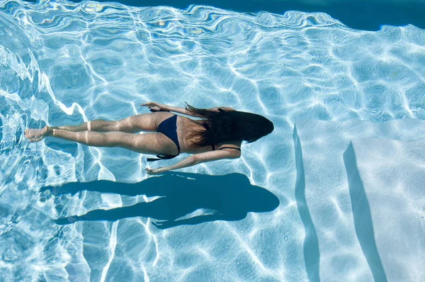 Donna Gode Sue Vacanze Nella Piscina Acqua — Foto Stock