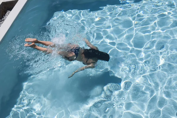 女性は水のプールで彼女の休日を楽しんでいます — ストック写真