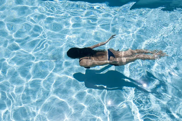 Mulher Goza Suas Férias Piscina Água — Fotografia de Stock