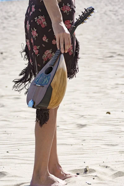 Woman Holding Mandolin Beach — Stock Photo, Image