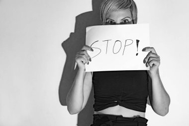 kadın kadına karşı şiddet stoping için bir baner tutar