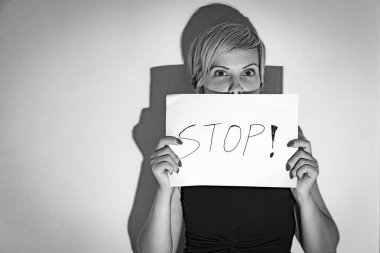 kadın kadına karşı şiddet stoping için bir baner tutar