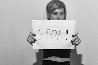 kadın kadına karşı şiddet stoping için bir baner tutar