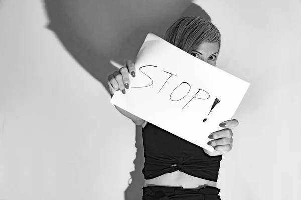 Женщина Держит Плакат Прекращение Насилия Отношении Женщин — стоковое фото