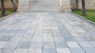 Eflatun ve Sokrates heykeller Atina Akademisi girişinde