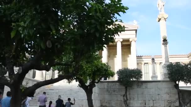 Atenas Grecia 2018 Estatuas Platón Sócrates Entrada Academia Atenas — Vídeo de stock