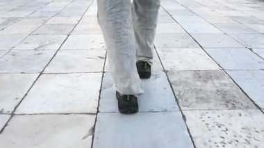 siyah bir çanta ile yürüyen adam