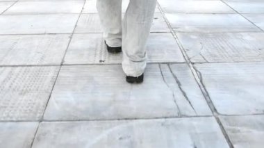siyah bir çanta ile yürüyen adam