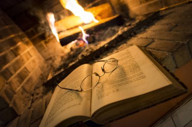 şöminenin yanında bu gözlüklerle Defteri'ni açar