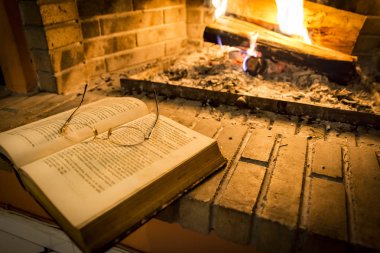 şöminenin yanında bu gözlüklerle Defteri'ni açar