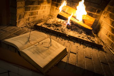 şöminenin yanında bu gözlüklerle Defteri'ni açar