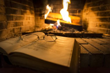 şöminenin yanında bu gözlüklerle Defteri'ni açar