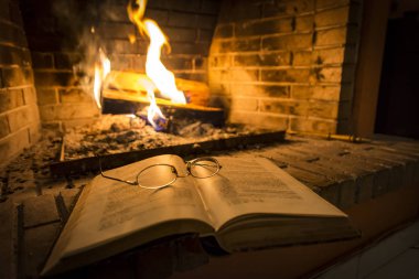 şöminenin yanında bu gözlüklerle Defteri'ni açar