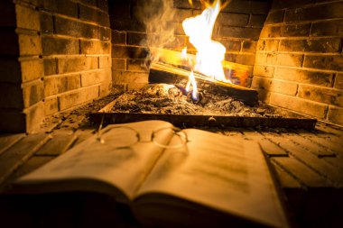 şöminenin yanında bu gözlüklerle Defteri'ni açar