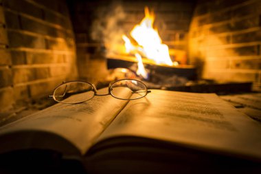 şöminenin yanında bu gözlüklerle Defteri'ni açar