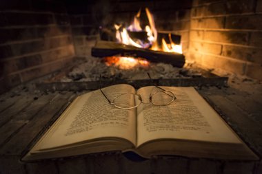 şöminenin yanında bu gözlüklerle Defteri'ni açar