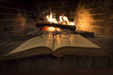 şöminenin yanında bu gözlüklerle Defteri'ni açar