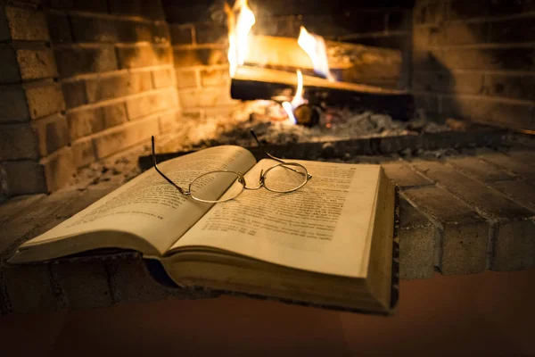 şöminenin yanında bu gözlüklerle Defteri'ni açar