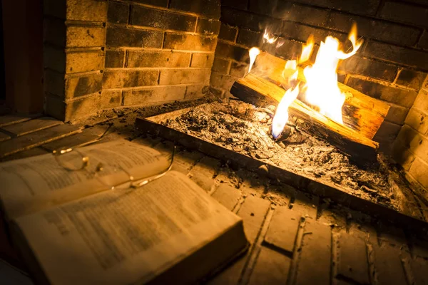 Livre Ouvert Avec Des Lunettes Côté Cheminée — Photo